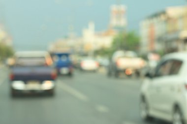 Yoldaki araba bulanık.