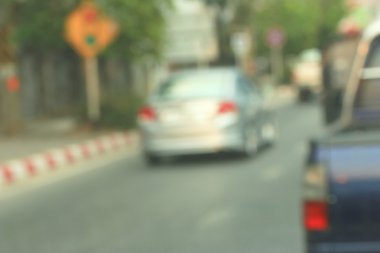 Yoldaki araba bulanık.