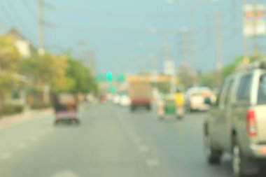 Yoldaki araba bulanık.