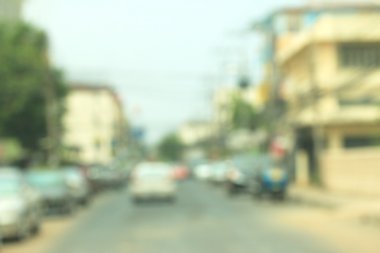 Yoldaki araba bulanık.