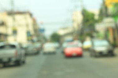 Yoldaki araba bulanık.