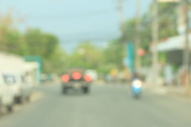 Yoldaki araba bulanık.