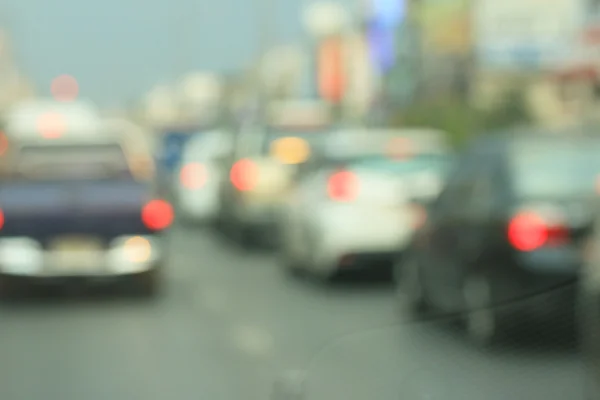 道路上の車のせいで — ストック写真