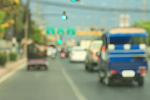 Embaçado de carro na estrada — Fotografia de Stock