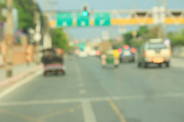 道路上の車のせいで — ストック写真