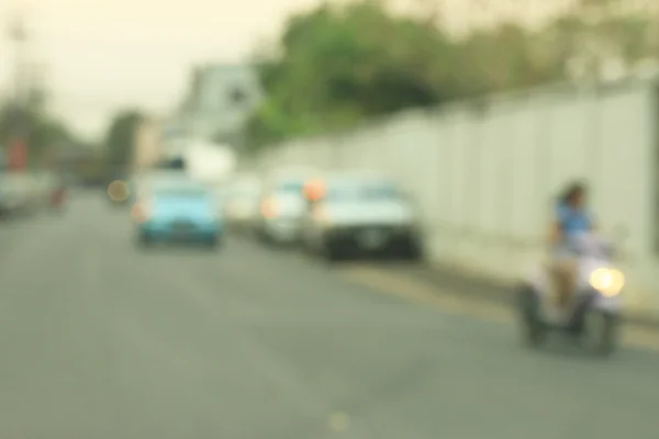 道路上の車のせいで — ストック写真