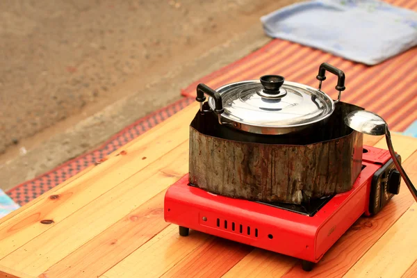 Laden shabu auf dem Boden sitzend. — Stockfoto