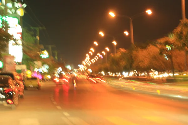 Embaçado de carro na cidade à noite — Fotografia de Stock