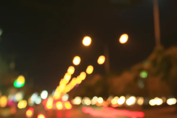 Embaçado de carro na cidade à noite — Fotografia de Stock