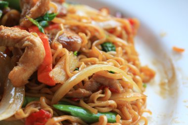 Sarhoş erişte kızarmış domuz pirzolası