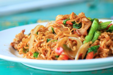 Sarhoş erişte kızarmış domuz pirzolası