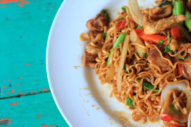 Sarhoş erişte kızarmış domuz pirzolası