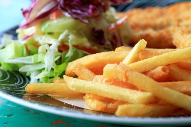 Patates kızartması ve salata sebze.