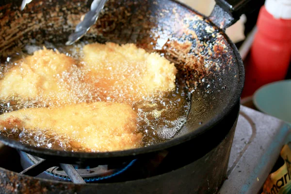 Poulet frit dans la poêle — Photo