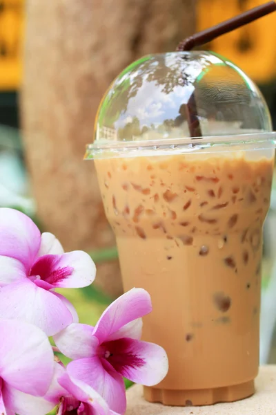 Ijs koffie en roze orchideebloemen — Stockfoto