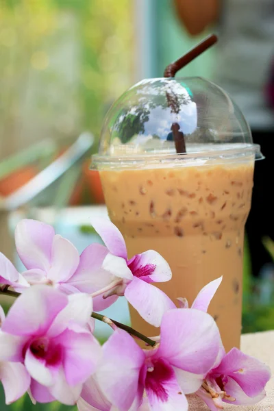 Café helado y flores de orquídea rosa —  Fotos de Stock
