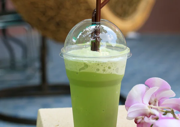 Зеленый чай и молоко — стоковое фото
