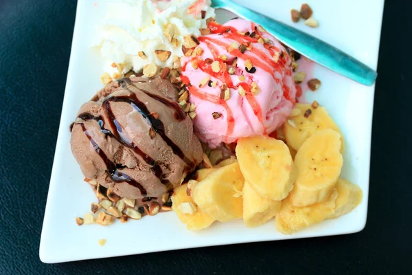 Mistura de sorvete chocolate baunilha de morango e cereja — Fotografia de Stock