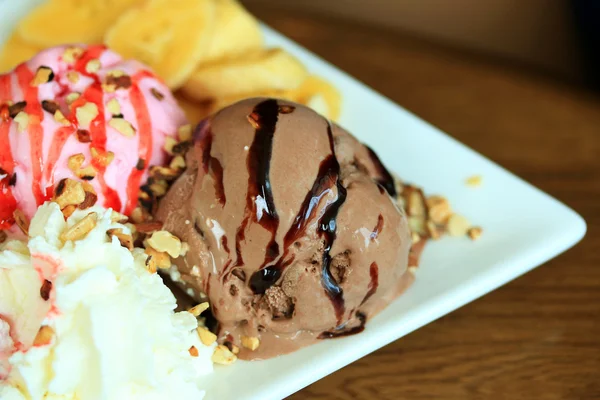 Ice cream csokoládé mix eper-vanília és cseresznye gyümölcs — Stock Fotó