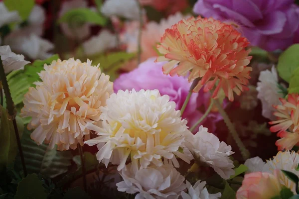 Belles fleurs artificielles — Photo