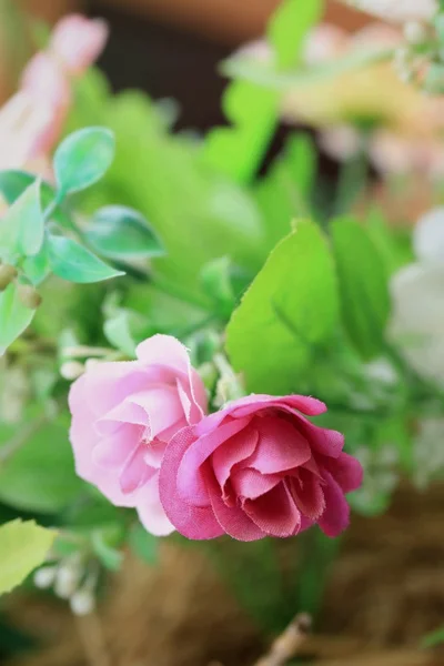 Schöne künstliche Rosenblüten — Stockfoto