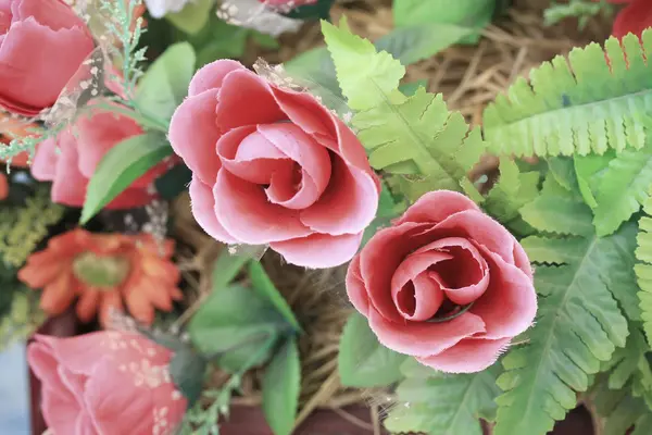 Schöne künstliche Rosenblüten — Stockfoto