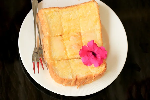 Toast met boter en beregening met suiker. — Stockfoto