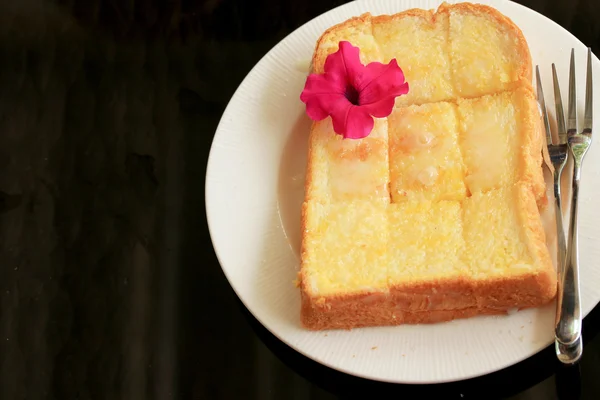 Toast met boter en beregening met suiker. — Stockfoto