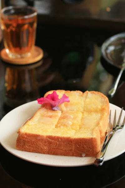 Toast met boter en beregening met suiker. — Stockfoto