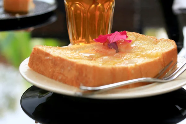 Toast met boter en beregening met suiker. — Stockfoto