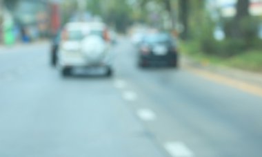 Şehirdeki araba bulanık.