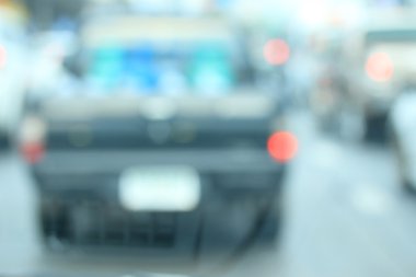 Şehirdeki araba bulanık.