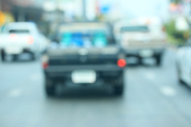 Şehirdeki araba bulanık.