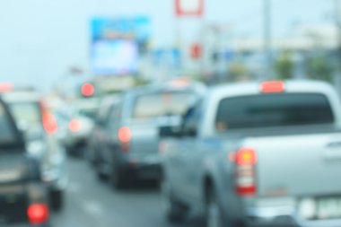 Şehirdeki araba bulanık.