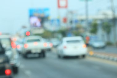 Şehirdeki araba bulanık.