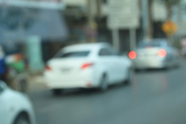 Şehirdeki araba bulanık.