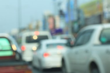 Şehirdeki araba bulanık.