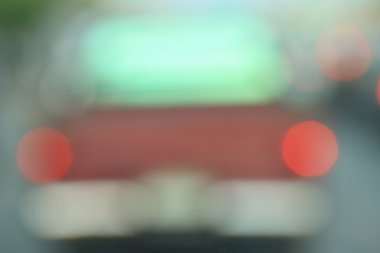 Şehirdeki araba bulanık.