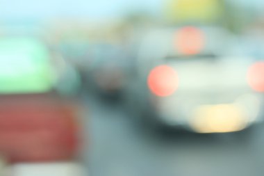 Şehirdeki araba bulanık.