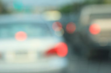 Şehirdeki araba bulanık.