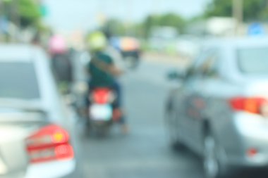 Şehirdeki araba bulanık.