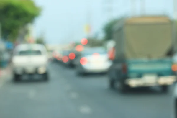 街中の車のせいで — ストック写真