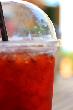 Limonlu çay buz küpleri ile