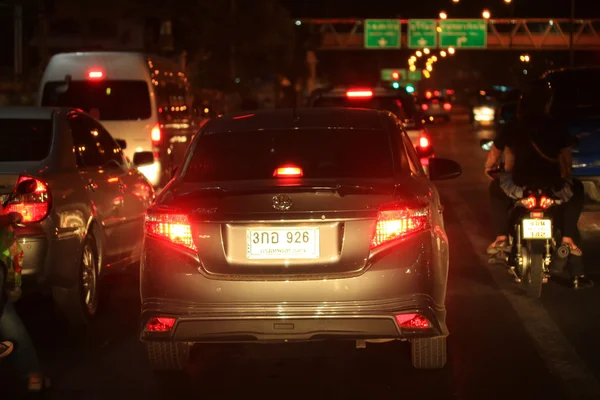 Difuminado de coche en la ciudad por la noche — Foto de Stock