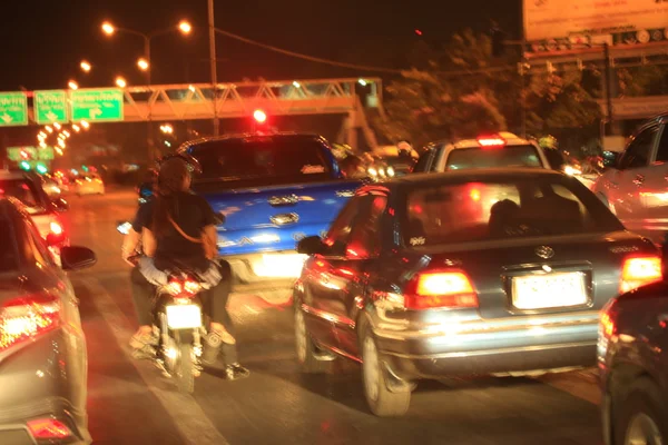 Difuminado de coche en la ciudad por la noche — Foto de Stock