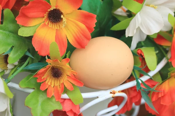 Vintage uova di Pasqua e fiori artificiali — Foto Stock