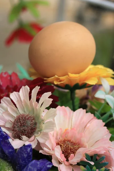 Vintage easter eggs and artificial flowers — Stock Photo, Image