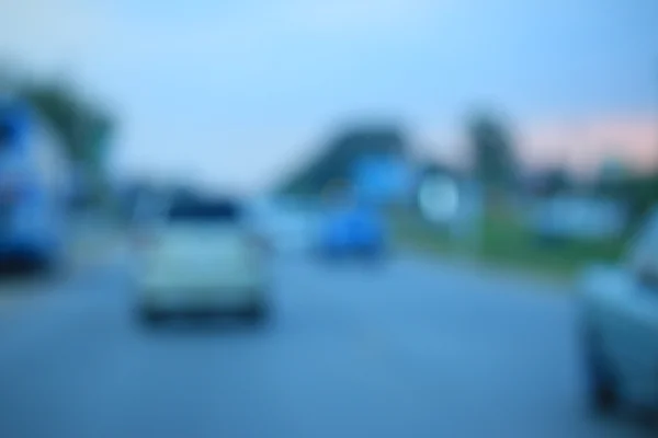 夜の街の車のせいで — ストック写真