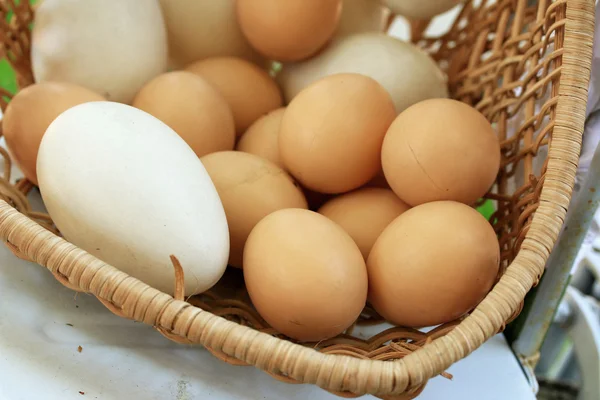 老式的复活节彩蛋和白蛋 — 图库照片