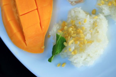 Olgun mango ve Hindistan cevizi sütü ile yapışkan pirinç